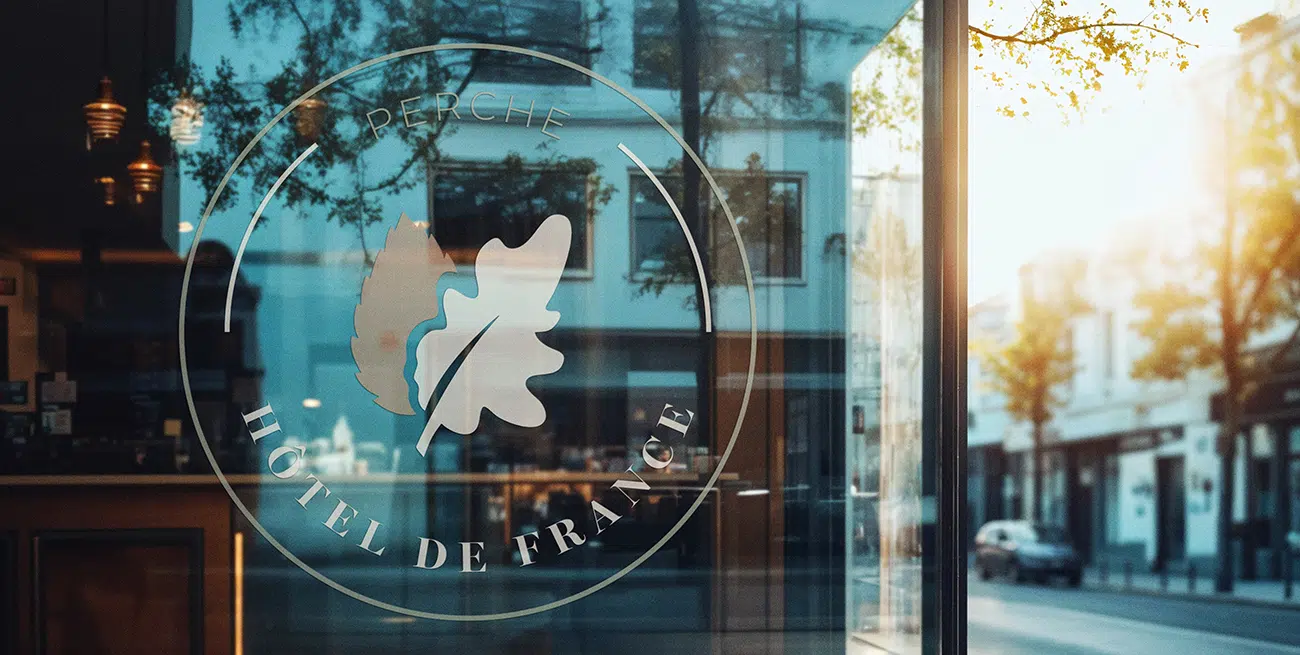 exemple de vitrophanie pour identité visuelle hotel restaurant
