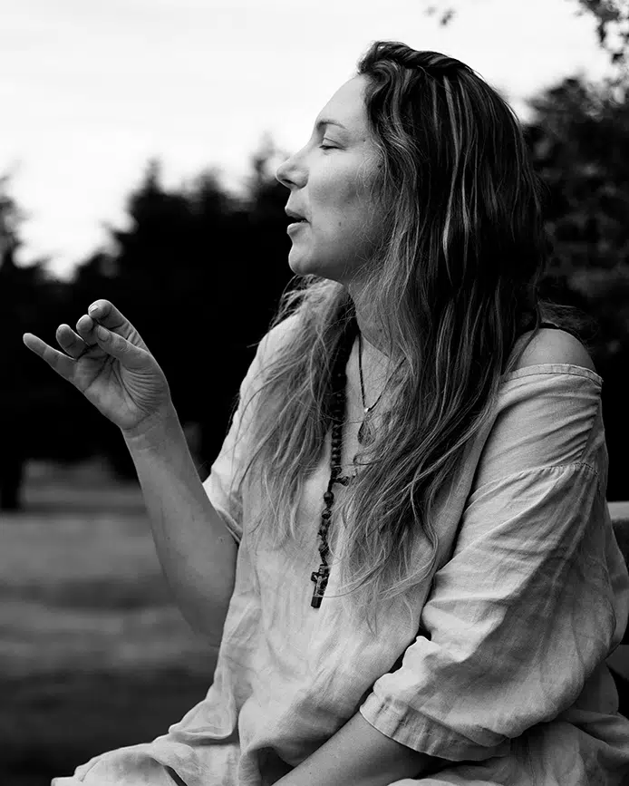 Julie Perrier, medium et énergéticienne, intervention dans le Perche avec Natacha David