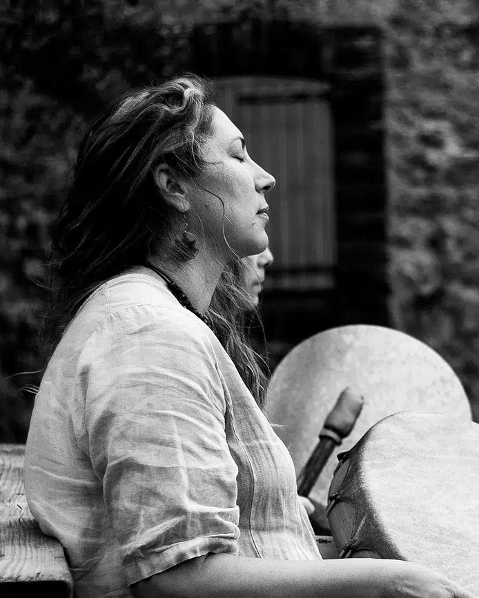 Julie Perrier, medium et énergéticienne, intervention dans le Perche avec Natacha David